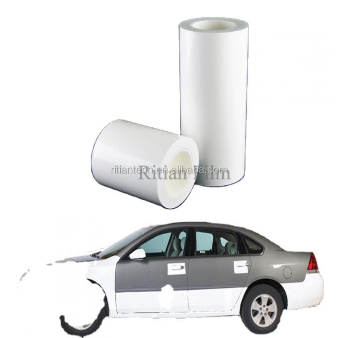 ภาพใกล้ของฟิล์มป้องกันบนพื้นผิวรถยนต์